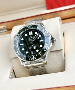 omega seamaster diver 300m dial green 42mm