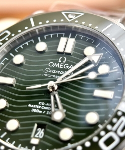 omega seamaster diver 300m dial green 42mm