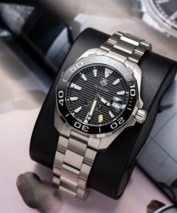 tag heuer aquarace black dial motif raye 43mm