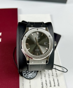 hublot classic fusion titanium gray dial 42mm