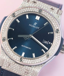 hublot classic fusion full natural diamond blue dial 42mm