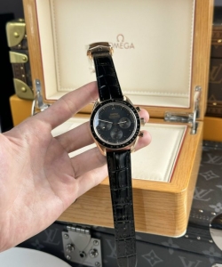 omega speedmaster moonwatch black dial 44mm