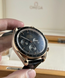 omega speedmaster moonwatch black dial 44mm