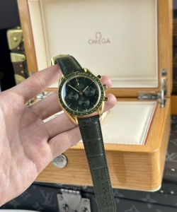 omega speedmaster moonwatchgreen dial 44mm