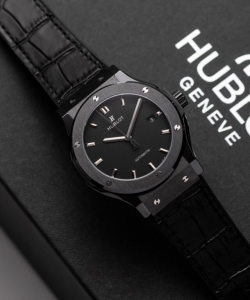 hublot classic fusion ceramic carbon dial leather strap 42mm