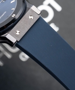 hublot classic fusion ceramic blue dial rubber strap 42mm