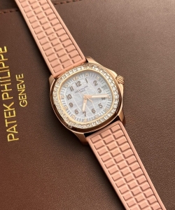 Patek Philippe aquanaut 5072r pink strap mother-of-pearl dial 35.6mm