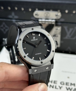 hublot classic fusion ceramic refined black 42mm