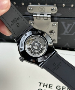 hublot classic fusion ceramic refined black 42mm