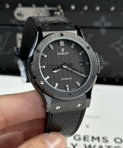 hublot classic fusion refined ceramic carbon dial 42mm