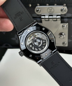 hublot classic fusion refined ceramic carbon dial 42mm