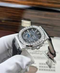 Patek Philippe nautilus 5722 blue dial with baguette 40mm