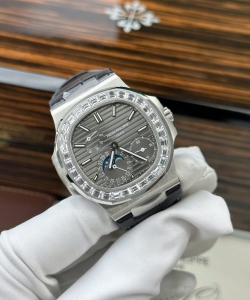 Patek Philippe nautilus 5722 grey dial with baguette 40mm