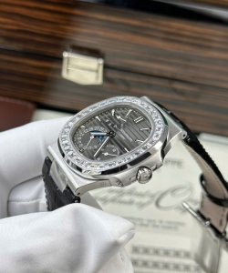 Patek Philippe nautilus 5722 grey dial with baguette 40mm