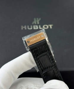 hublot classic fusionblack dial king gold bezel 42mm