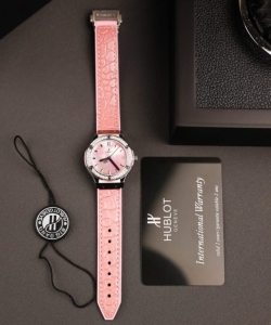 hublot classic fusiondial mother of pearl pink + moissanite diamonds 33mm