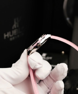 hublot classic fusiondial mother of pearl pink + moissanite diamonds 33mm