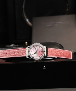 hublot classic fusiondial mother of pearl pink + moissanite diamonds 33mm